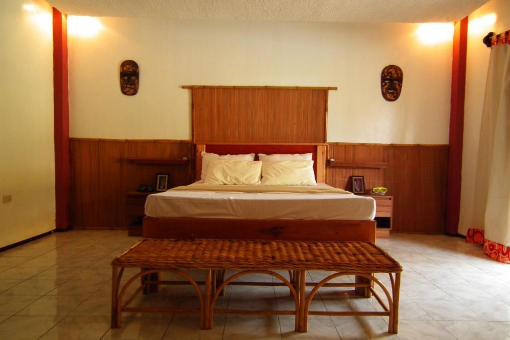 Cooper'S Beach Resort Lucbuan Rum bild