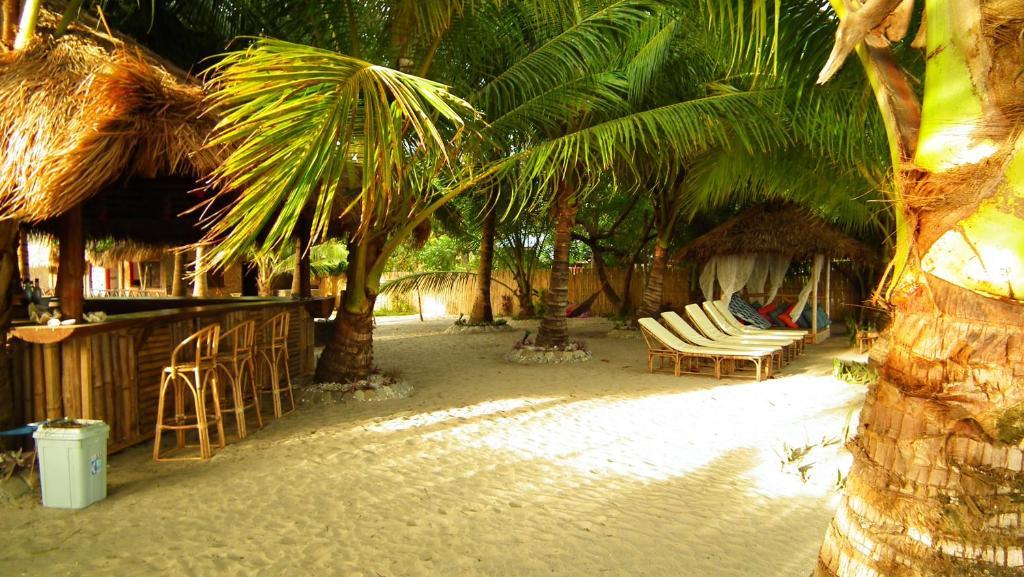 Cooper'S Beach Resort Lucbuan Exteriör bild