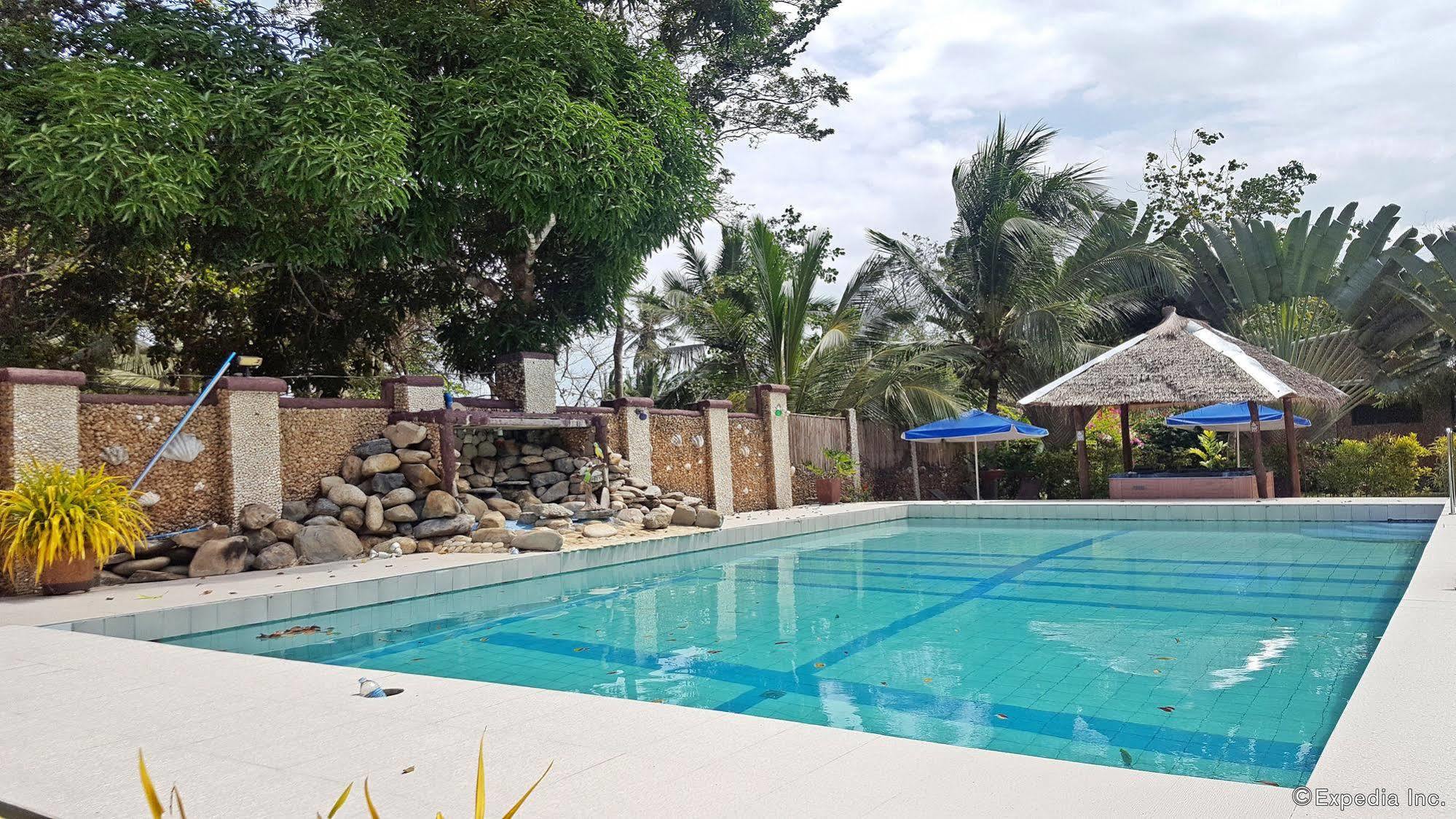 Cooper'S Beach Resort Lucbuan Exteriör bild